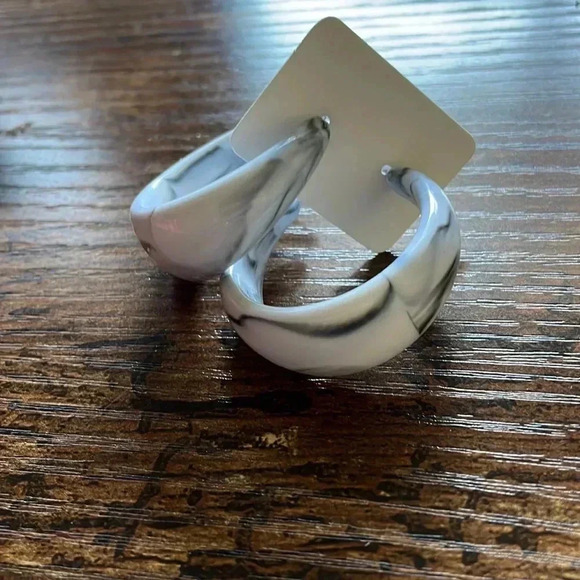 ❤️ NEW 2/$20 or 3/$25 Statement Marble Pattern Acrylic Hoop Earrings - Picture 4 of 4